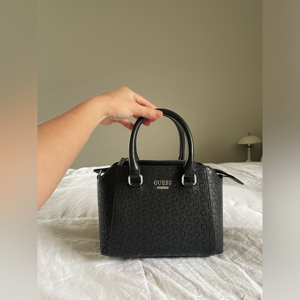 GUESS purse/handbag/crossbody